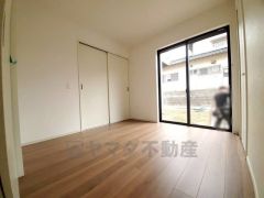 あると嬉しい1階の一部屋。お子様のお昼寝スペースや客間、お友達やご親戚のお泊り部屋としても使えます。