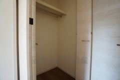 同仕様写真。各洋室にはクローゼットが設けられています。たっぷり収納できるので衣替えの心配もいりませんね＾＾