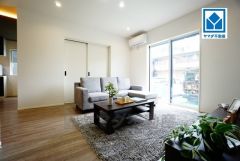 大きな窓のあるリビングは、陽光あふれる明るい空間です。居心地良く、ご家族皆がゆったり寛げる憩いの空間となりそうです。