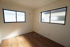 同仕様写真。2面採光を確保した明るい室内は、風通しも良く、大変居心地の良い空間となっております。爽やかな風を感じて起きる朝は、快適生活の始まりに。