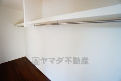 収納力豊富なウォークインクローゼット。洋服や小物などを1箇所にまとめて美しい収納を実現します。