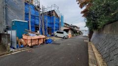 現地（2025年10月31日）撮影。住人以外の車の進入も少なく、小さなお子様を持つご家庭にも安心です。落ち着いた住宅地内で快適な生活を実現してみませんか。