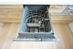 家事の時間が短縮できるフルオープンで開けやすい食器洗い乾燥機付。