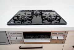 複数の調理を一度に行うことができる3口コンロ。効率よくお料理が出来ます。毎日のお料理も楽しくなりますね＾＾
