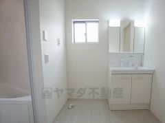 同仕様写真。三面鏡つき洗面台。鏡裏にたっぷりとした収納スペースがあります。鏡を閉めてしまえば小物は見えないため、スッキリとした印象の洗面台にできます。