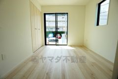 1階洋室。住む人のこだわりを活かす洋室。日当たりがよく、寝室としての利用もおすすめ。広めのクローゼットには荷物をすっきり片付けられ、ゆとりのある暮らしが出来ます＾＾