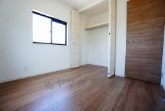 同仕様写真。たっぷり収納できるクローゼット付きでお部屋の中をすっきりと快適に保てます。