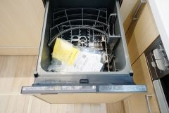 同仕様写真。食後の時間にゆとりを与えてくれる食器洗い乾燥機。操作ボタンも上面にあるので、腰をかがめずに操作が楽々。