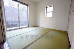 同仕様写真。リビング隣には、ホッとできる和室を用意。お子様のお昼寝スペースや書斎としてなど、いろいろとお使い頂けます。