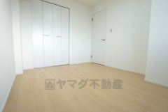 寛ぎの時間を紡ぎだす主寝室は、大型ベッドを置いても余裕の広さを確保しています。たっぷり収納できるクローゼット付きでお部屋の中をすっきりと快適に保てます。