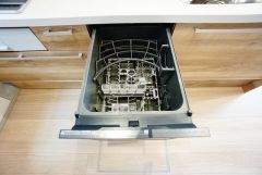 食事の後の手間を解消する食器洗い乾燥機付。冬場の洗い物で手荒れの悩みもなくなります。手洗いよりも節約できて便利。