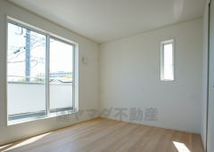 同仕様写真。2面採光を確保した明るい室内は、風通しも良く、大変居心地の良い空間となっております。爽やかな風を感じて起きる朝は、快適生活の始まりに。