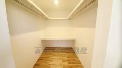 収納力豊富なウォークインクローゼット。洋服や小物などを1箇所にまとめて美しい収納を実現します。