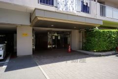 エントランスの自動ドアと出入り口に段差のないバリアフリー対応です。