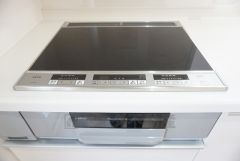 同仕様写真。汚れてもサッとふける、お手入れのしやすいIHクッキングヒーター。オール電化なので経済的です。