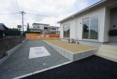 お子様と公園に行けない日も、のびのびお庭で遊べるのがうれしいですね。ガーデニングやお子様のプールなど大活躍です＾＾