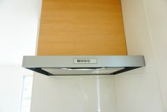 同仕様写真。コンロ上には換気扇完備＾＾調理時の蒸気や匂いが換気扇に誘導され、効率的に排煙ができます＾＾