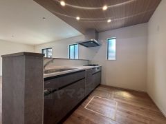 リビングにいるお子様を見守りながらお料理ができる対面キッチン。カウンタートップの汚れもサッと拭き取ることができ、お掃除ラクラク＾＾