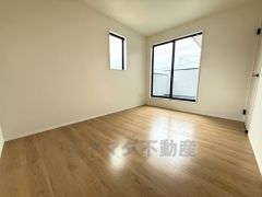 暖かい日差しが差し込む洋室。たっぷり収納できるクローゼット付きでお部屋の中をすっきりと快適に保てます。