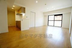 大きな窓のあるリビングは、陽光あふれる明るい空間です。居心地良く、ご家族皆がゆったり寛げる憩いの空間となりそうです。