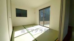 リビング横の和室は、思い切りお子様が遊べるキッズスペースに。柔らかい畳の上なら、お子様が転んでも怪我をしにくく安心です。