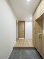 たっぷり収納できるシューズボックスです。家族全員の靴がきれいに整頓できます。棚の上にお花や写真を飾っても良いですね。
