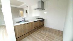 ステキなキッチンでお料理がますます快適になりますね＾＾冷蔵庫、カップボードも余裕で置ける広さを確保しています。