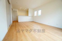 大きな窓のあるリビングは、陽光あふれる明るい空間です。居心地良く、ご家族皆がゆったり寛げる憩いの空間となりそうです。