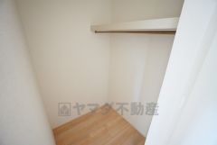収納力豊富なウォークインクローゼット。洋服や小物などを1箇所にまとめて美しい収納を実現します。