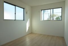 同仕様写真。主寝室としてお使いいただけそうなこちらのお部屋は、日当たりが良く、爽やかな風を感じて起きる朝は、快適生活の始まりに。