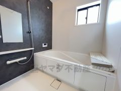 1日の疲れを癒すくつろぎのバスルーム。足を伸ばしてもゆったりと入れるサイズです。お子様と一緒にお風呂に入っても狭くないですね^^