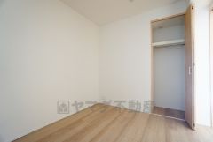 木目調のシンプルデザインで落ち着きと安らぎの空間に仕上げています。各部屋に収納が完備されているので、お荷物が増えても安心の設計です。
