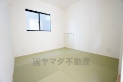 リビングからの続き間として和室をご用意しました。普段はリビングとつなげて開放的なスペースとして、来客時には客間としてお使いいただけます。