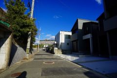 住人以外の車の進入も少なく、小さなお子様を持つご家庭にも安心です。落ち着いた住宅地内で快適な生活を実現してみませんか。