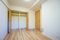 暖かい日差しが差し込む洋室。たっぷり収納できるクローゼット付きでお部屋の中をすっきりと快適に保てます。