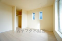 寛ぎの時間を紡ぎだす主寝室は、大型ベッドを置いても余裕の広さを確保しています。