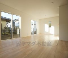 同仕様写真。大きな窓のあるリビングは、陽光あふれる明るい空間です。居心地良く、ご家族皆がゆったり寛げる憩いの空間となりそうです。