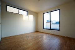 同仕様写真。寛ぎの時間を紡ぎだす主寝室は、大型ベッドを置いても余裕の広さを確保しています。
