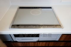 同仕様写真。汚れてもサッとふける、お手入れのしやすいIHクッキングヒーター。オール電化なので経済的です。