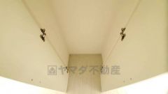 2階の廊下にも収納を確保。各居室に入りきれなかった荷物や、2階で使用する日用品のストック置き場に便利です。