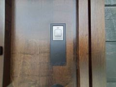 お子様を抱っこしながら簡単に開けられるのが便利なスマートキー。