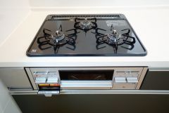 3種類の料理が同時に調理できる、3口ガスコンロ。忙しい夕食の支度時間が短縮できて効率よくお料理が楽しめます。