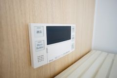 湯量・湯温の設定、そして保温までワンタッチのフルオートバス。便利な追い炊き機能付きです。