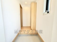 採光も考えられた明るい玄関です。たっぷり収納できるシューズボックス付きなので、家族全員の靴がきれいに整頓できます。