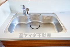 広々としたステンレスシンクには、洗剤やスポンジを収納出来るラック付き。広さも確保しているので、大きなお鍋も洗いやすいです。