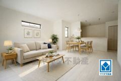 家具はイメージです。リビングは広々とした設計で、家族が集い、寛ぐ暮らしの空間を演出しています。