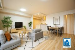 家具はイメージです。温かみのある雰囲気と、キッチンでの作業性を兼ね備え、家族の笑顔あふれる団らんのひと時をお過ごしいただける設計になっています。