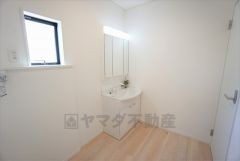 同仕様写真。三面鏡裏収納付き洗面化粧台です＾＾ 歯磨きセットやスキンケア用品などの収納に便利ですね。 生活感も隠すことができ、来客時にも安心です。