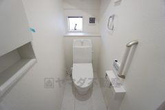 同仕様写真。温水洗浄機付トイレです。節水機能もあるので、安心して使えますね。もちろん、1階2階の2ヶ所にトイレがあるので、忙しい朝にもゆとりができますね。