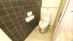 温水洗浄機付トイレです。節水機能もあるので、安心して使えますね。もちろん、1階2階の2ヶ所にトイレがあるので、忙しい朝にもゆとりができますね。